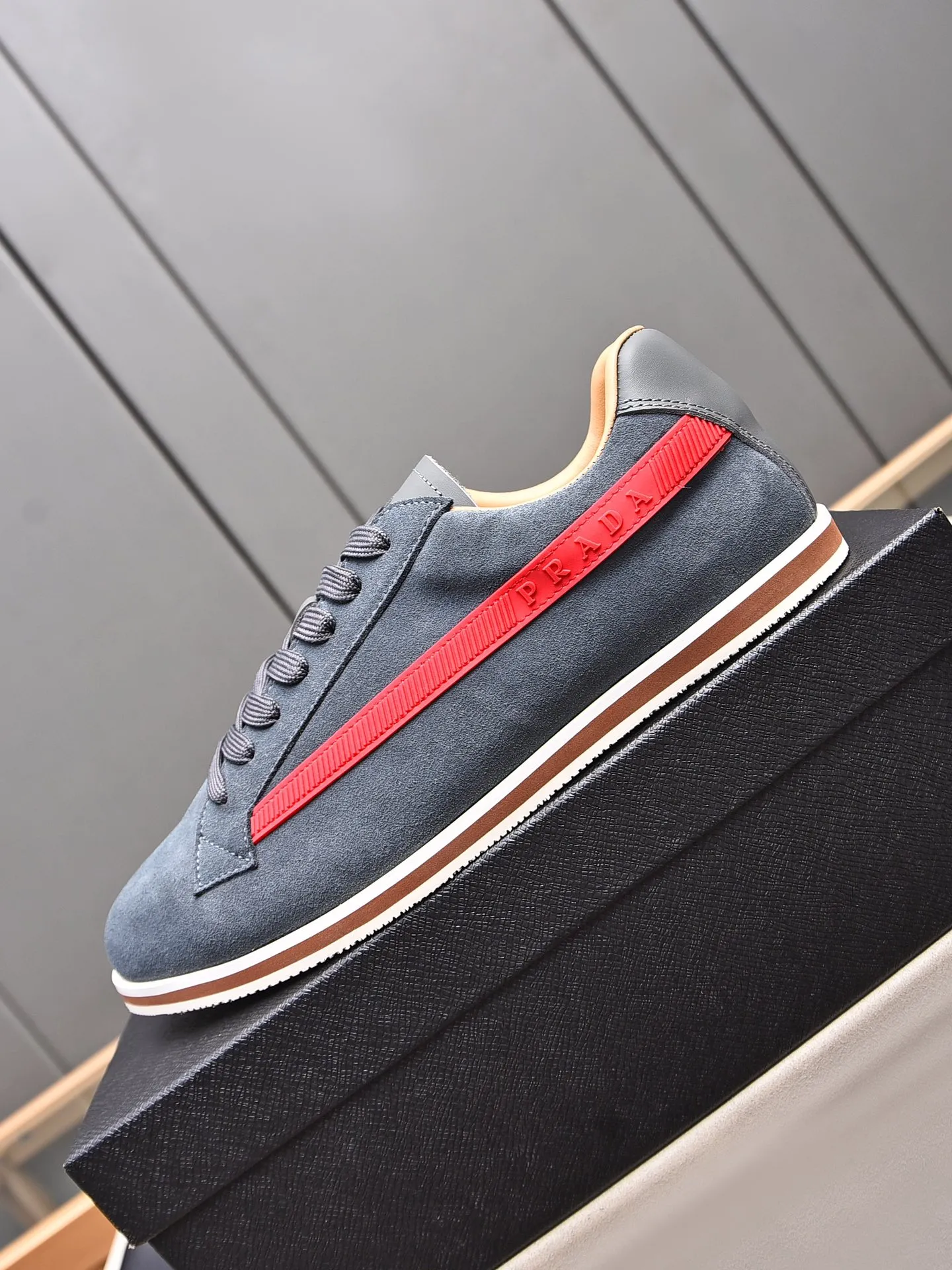 Men's shoes 💰440 Prada/Prada's new men's thin-soled casual shoes, fashionable and elegant style. Made of first-layer frosted cowhide. The lining is soft, comfortable and breathable. The shoe body is marked with letter LOGO. The details are carefully crafted. Lightweight foam sole, fashionable and versatile! Size: 38-44 (45 customized)